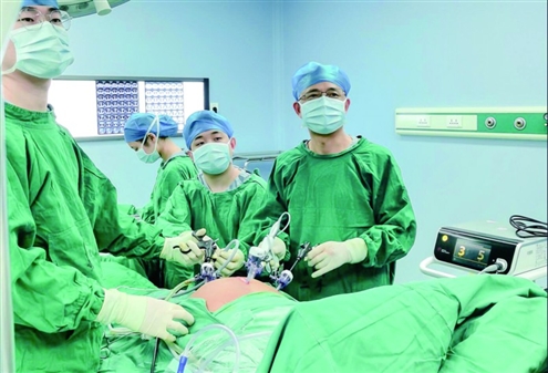 山东省第二人民医院胸外科中心主任胡风标团队正在为患者进行手术